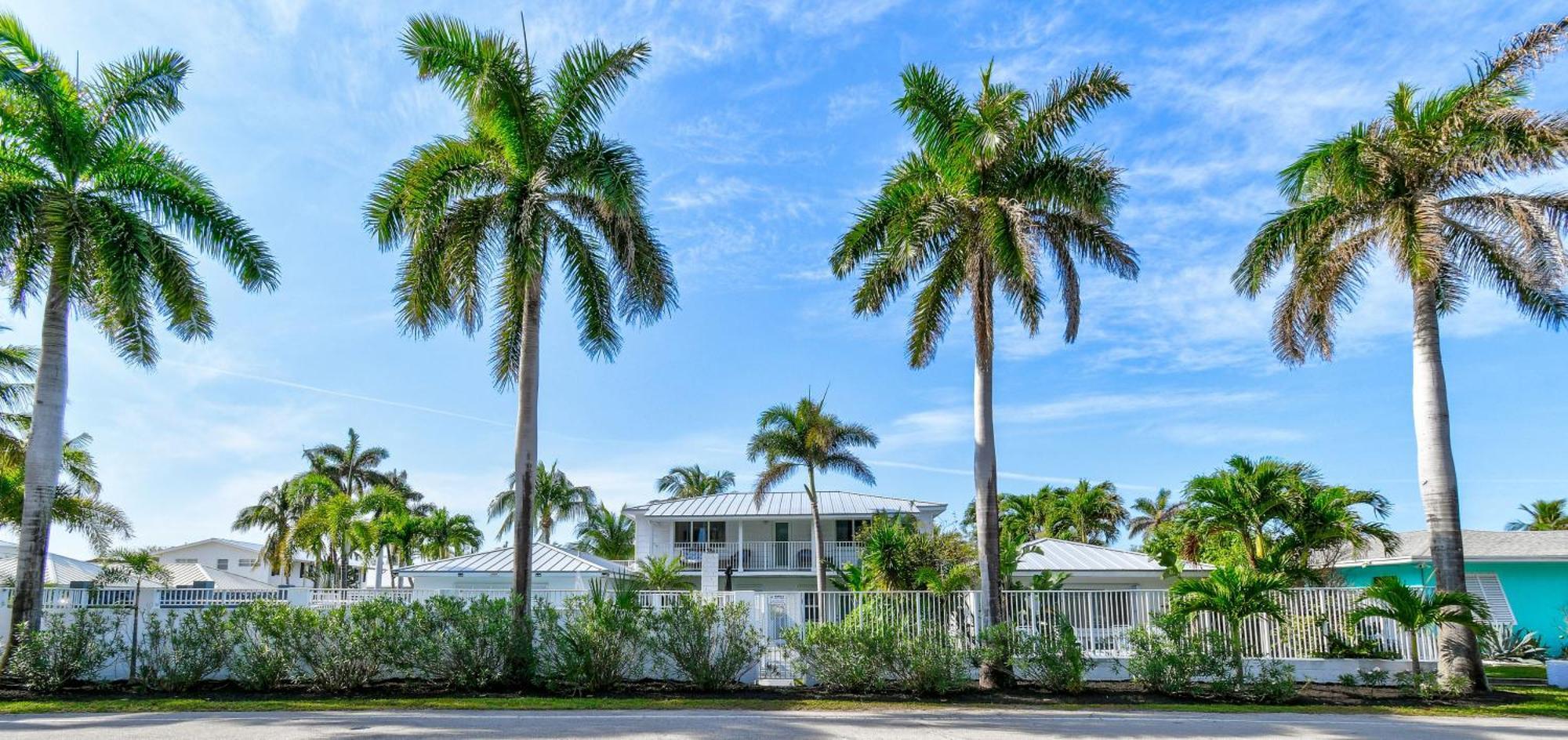 Sunshine Shores Boutique Apartments Палм-Бич-Шорс Экстерьер фото