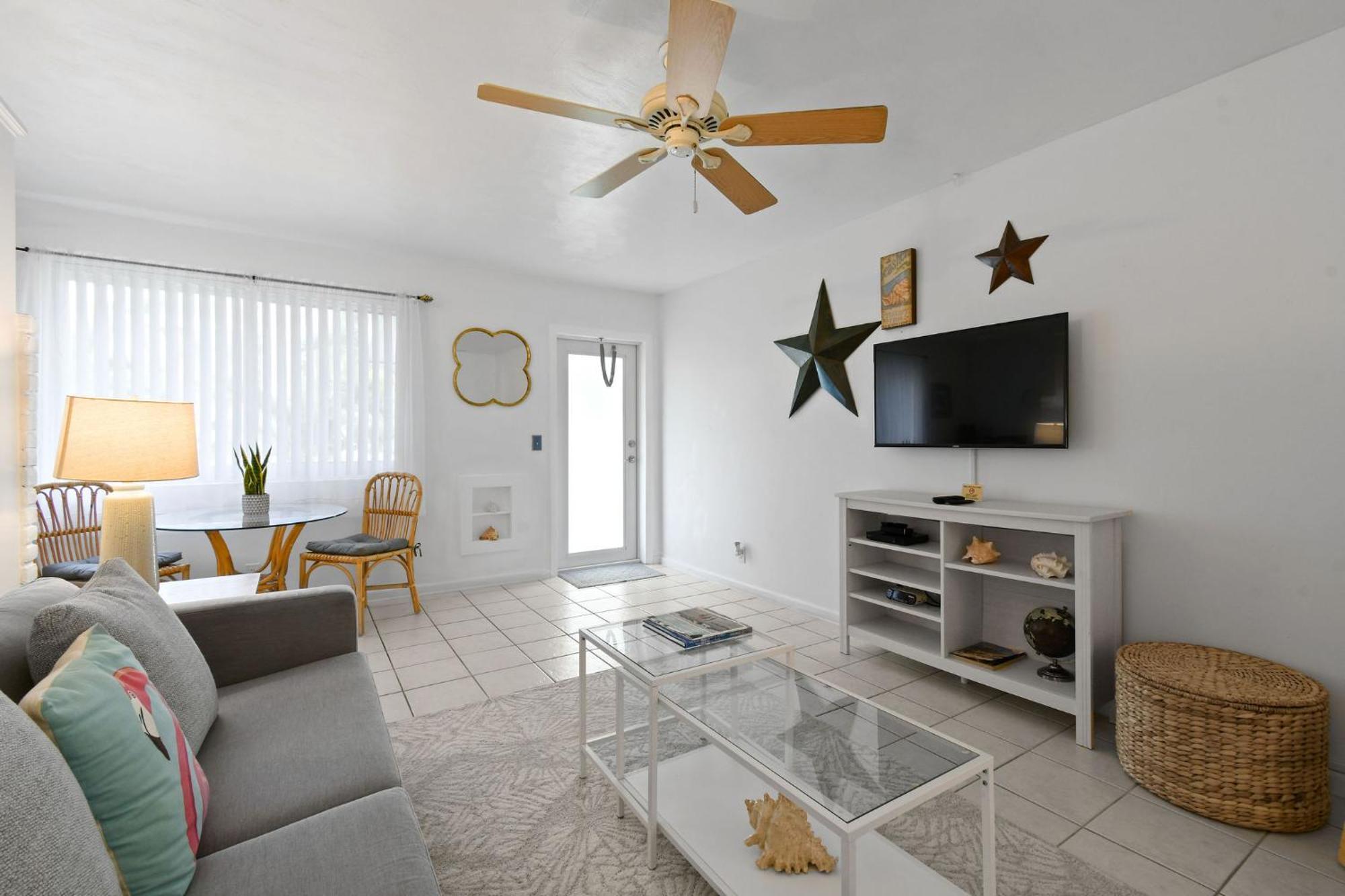 Sunshine Shores Boutique Apartments Палм-Бич-Шорс Экстерьер фото