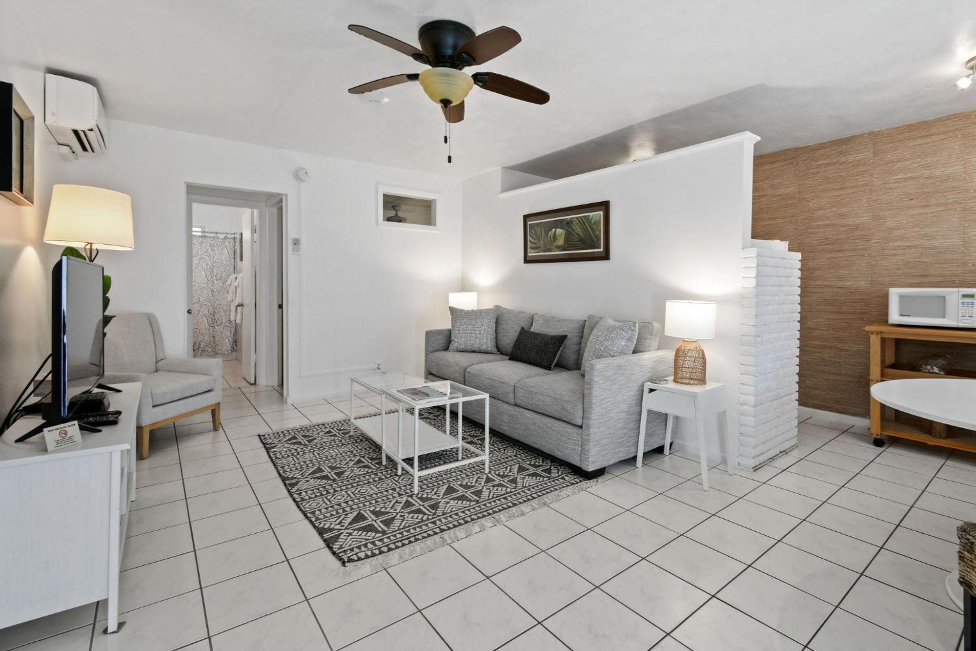 Sunshine Shores Boutique Apartments Палм-Бич-Шорс Экстерьер фото