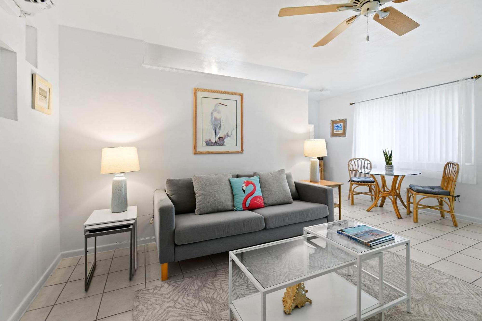 Sunshine Shores Boutique Apartments Палм-Бич-Шорс Экстерьер фото