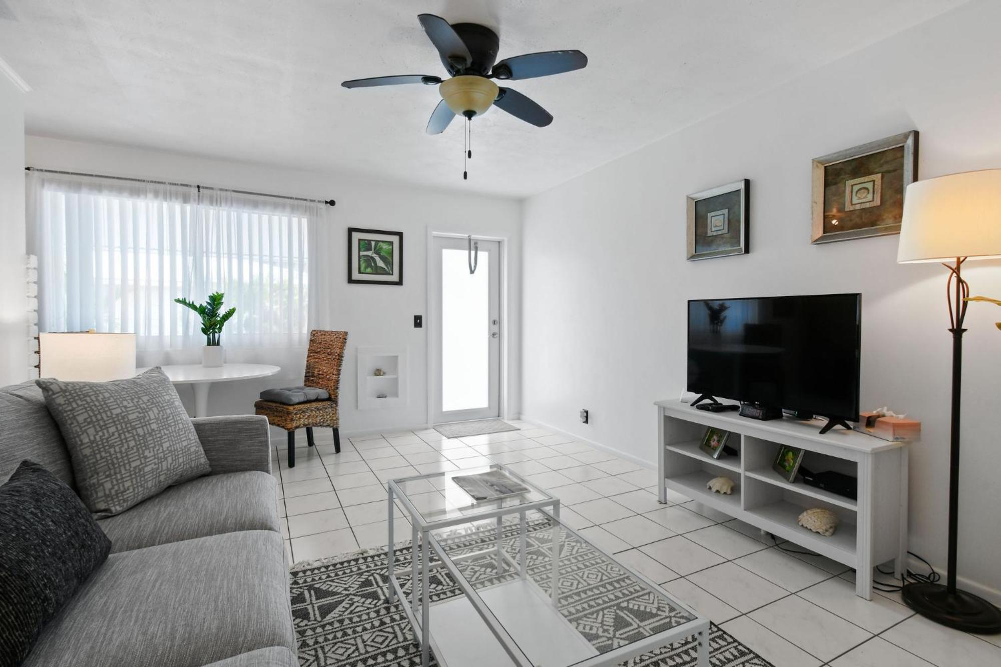Sunshine Shores Boutique Apartments Палм-Бич-Шорс Экстерьер фото
