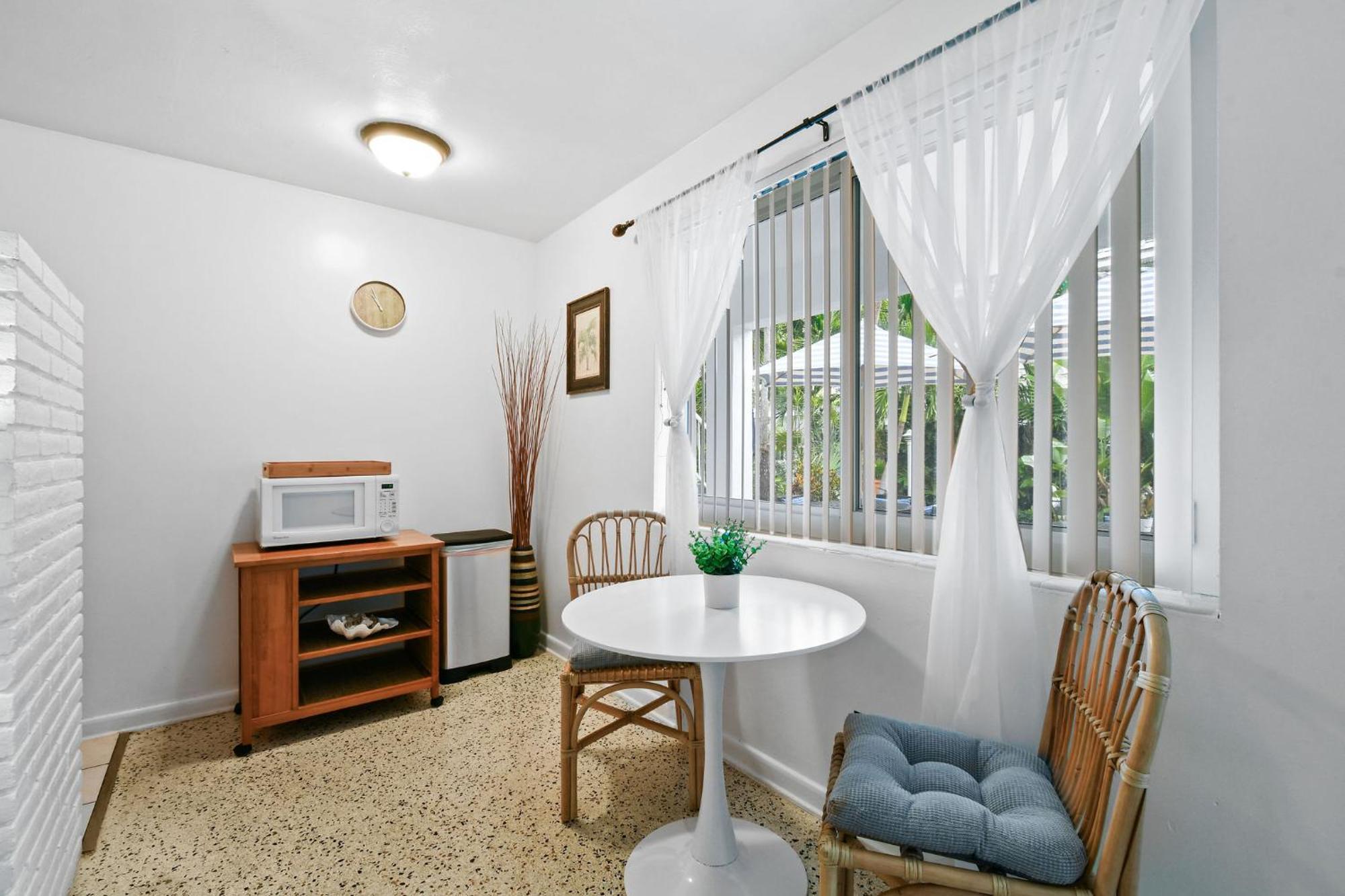 Sunshine Shores Boutique Apartments Палм-Бич-Шорс Экстерьер фото