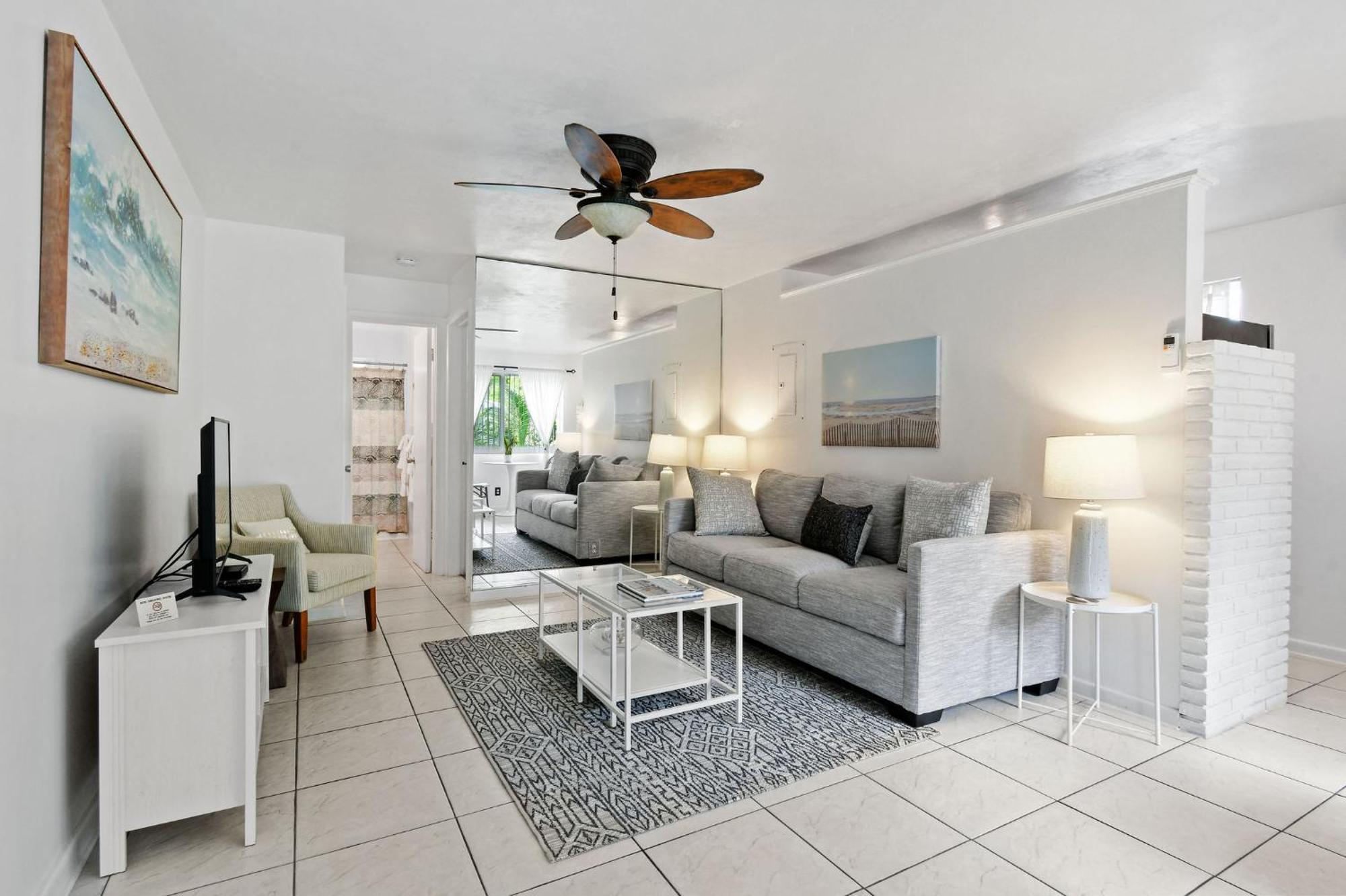 Sunshine Shores Boutique Apartments Палм-Бич-Шорс Экстерьер фото