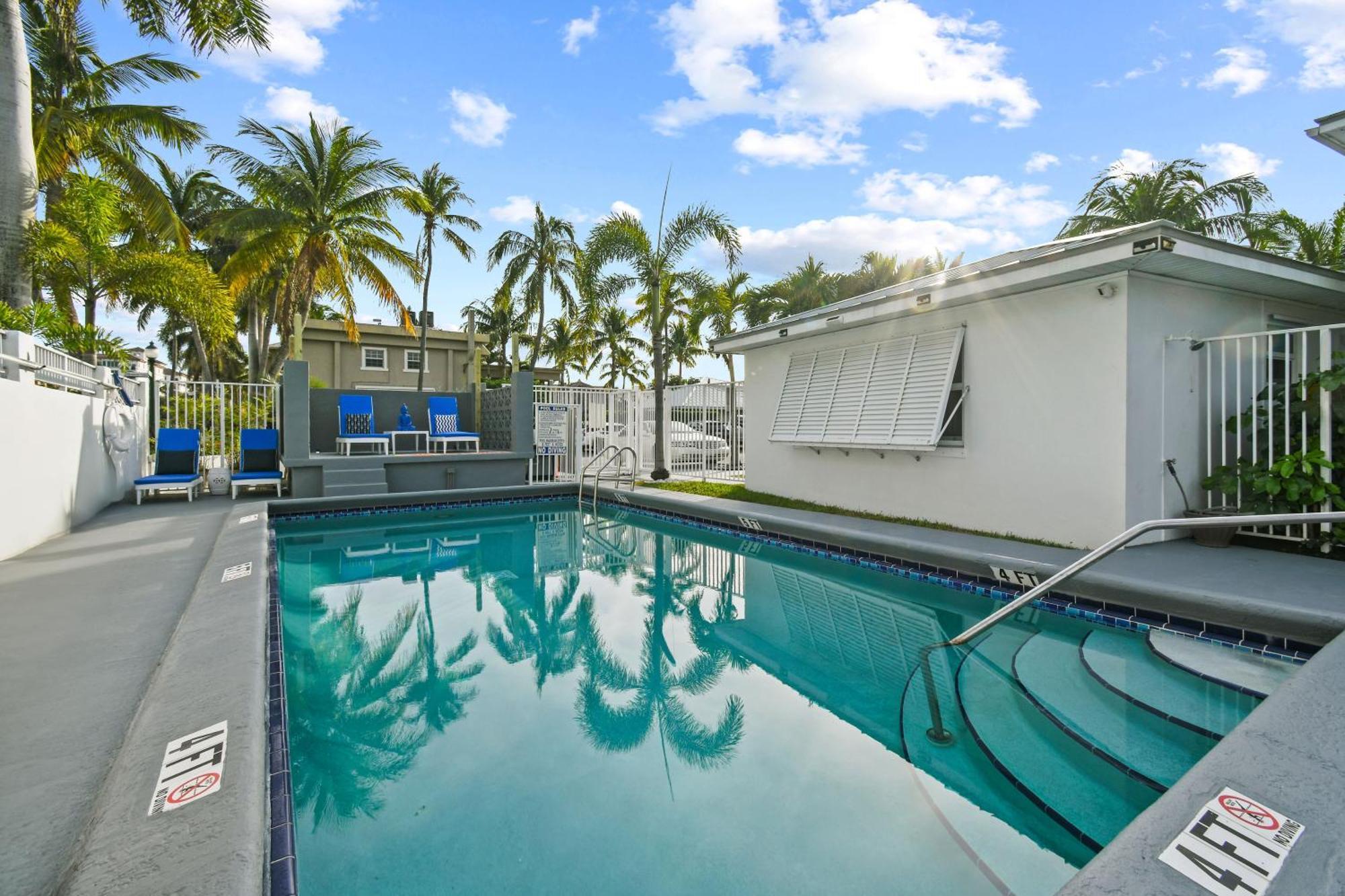 Sunshine Shores Boutique Apartments Палм-Бич-Шорс Экстерьер фото