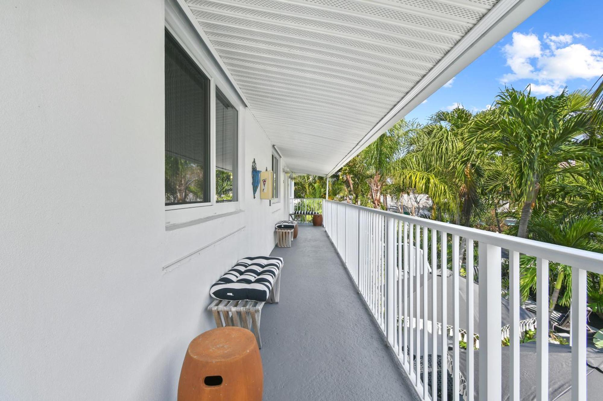 Sunshine Shores Boutique Apartments Палм-Бич-Шорс Экстерьер фото